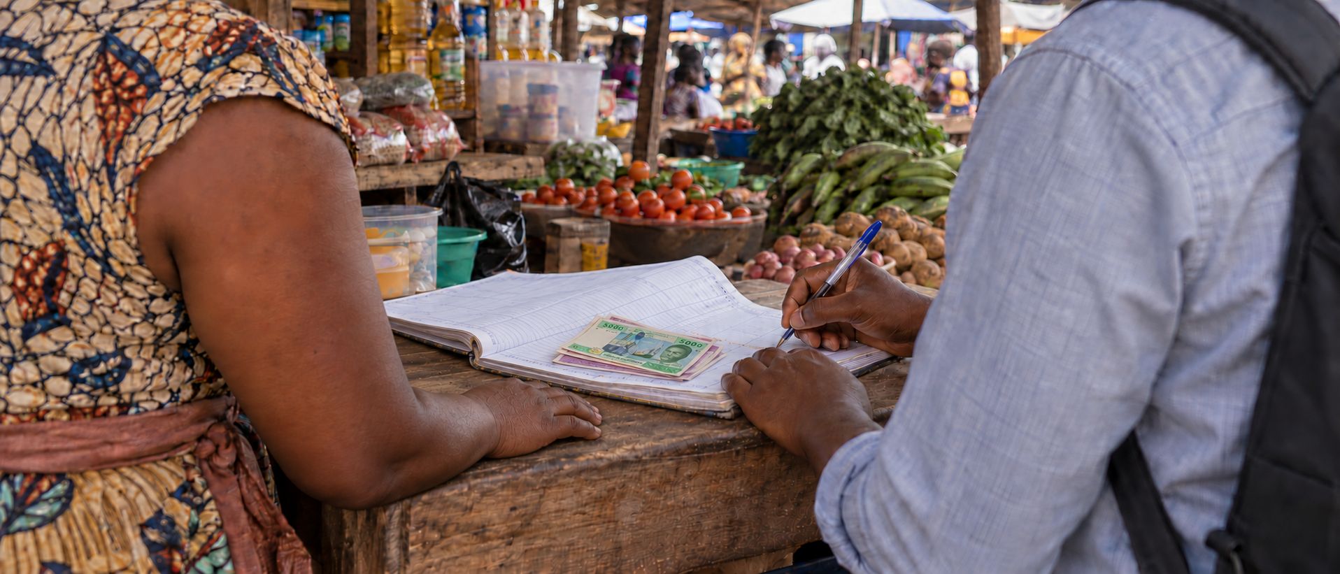 Scène illustrée : des billets sont posés sur un cahier pendant qu'un collecteur note un remboursement ; la commerçante repose la main sur la table, sur un étal de marché.